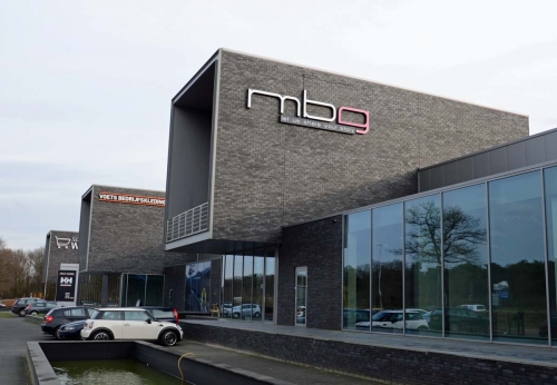 steeds meer bedrijven (uitrit Kruisstraat)